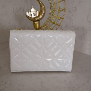 Zara لون ابيض صغير