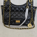 شانيل حجم وسط ع كبير مع ليرة شانيل