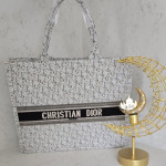 Dior big size لون ابيض ع رمادي