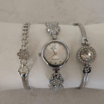 طقم ساعه نسائية مع اساور