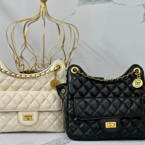 شانيل حجم وسط ع كبير مع ليرة شانيل