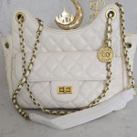 شانيل حجم وسط ع كبير مع ليرة شانيل لون بيج