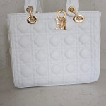 Ladey dior حجم كبير مع ميداليه لون ابيض